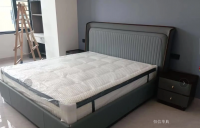 家具企业恒信华典日志:【恒信华典 | 送货实景】
在温暖的四季里，家人闲坐，灯火可亲，食一碗人间烟火，饮一杯人生起落，温暖你，也温暖家人。【图1】