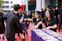家具企业仁豪家具日志:4月18日，仁豪家居与名雕装饰联合发起的「轻高定觅美之旅」在仁豪深圳总部展厅盛大启幕！500余位顶尖设计师齐聚仁豪，以“沉浸式探馆+深度对话”【图2】