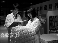 家具企业喜临门历程:喜临门家具的发展历程是从1984年到至今现在。

1984年，喜临门董事长陈阿裕先生白手起家创业

1996年，成功研制出喜临门首张超声波袋装弹簧床垫

【图1】