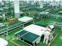 家具企业喜临门历程:喜临门家具的发展历程是从1984年到至今现在。

1984年，喜临门董事长陈阿裕先生白手起家创业

1996年，成功研制出喜临门首张超声波袋装弹簧床垫

【图2】