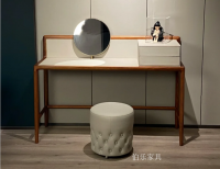 家具企业伯乐家具日志:每一个梳妆桌，都藏着一颗爱美的心。

这款带镜子的梳妆台尽显美学空间，让卧室风格别具一格；
让自己不断欣赏自己。【图0】