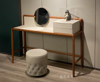 家具企业伯乐家具日志:每一个梳妆桌，都藏着一颗爱美的心。

这款带镜子的梳妆台尽显美学空间，让卧室风格别具一格；
让自己不断欣赏自己。【图1】