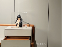 家具企业伯乐家具日志:每一个梳妆桌，都藏着一颗爱美的心。

这款带镜子的梳妆台尽显美学空间，让卧室风格别具一格；
让自己不断欣赏自己。【图2】